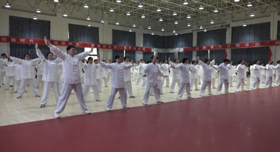 余名群众积, 活的精神风 余名群众积, 活的精神风